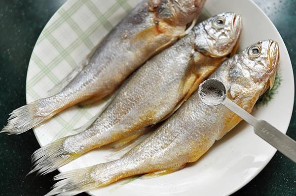 清蒸小黄鱼的做法（简单清蒸小黄鱼的做法）